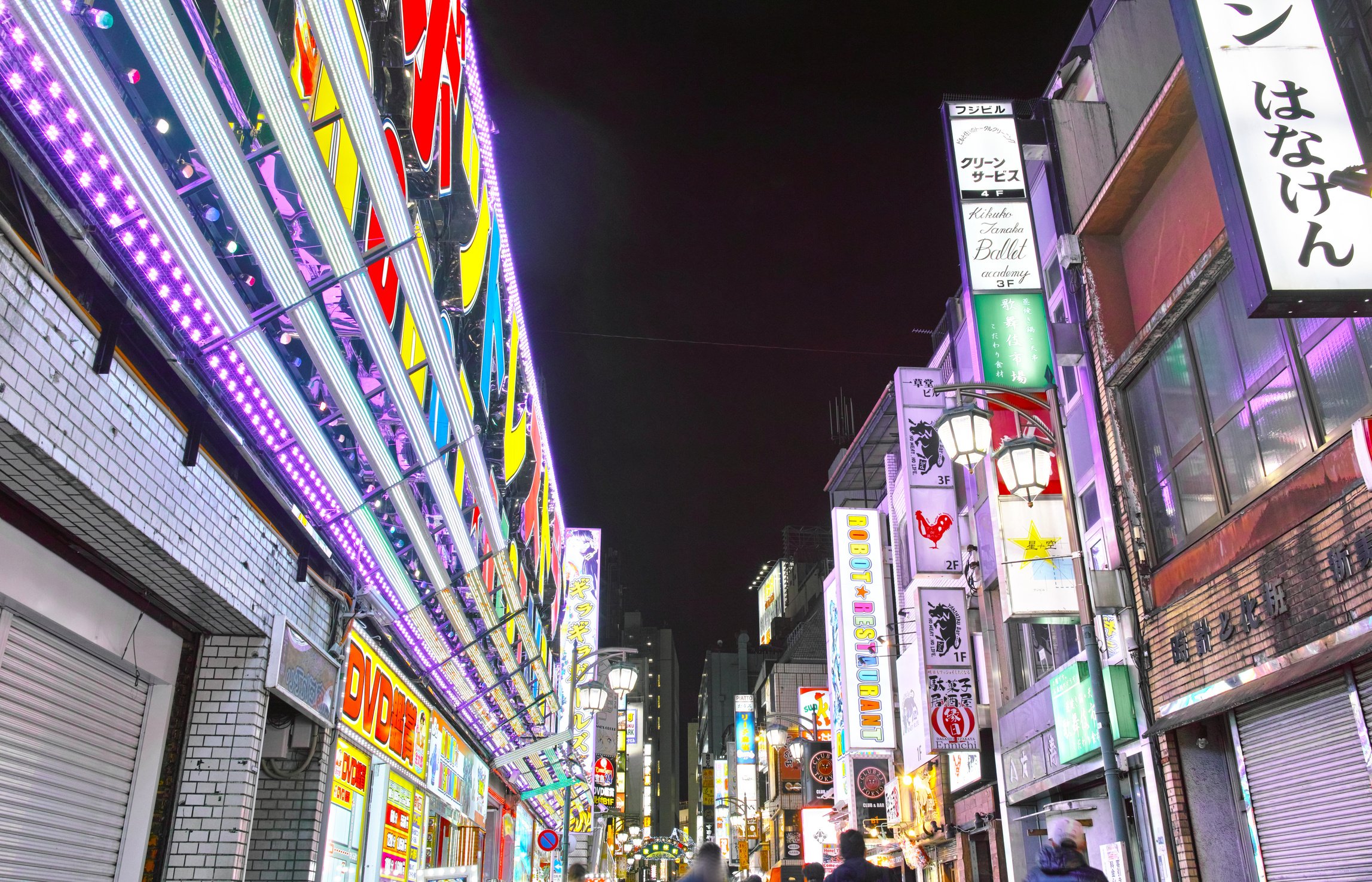 Shinjuku Kabuki-cho at night (Sakura Avenue)